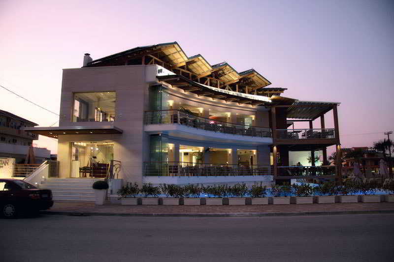 Cosmopolitan 4*